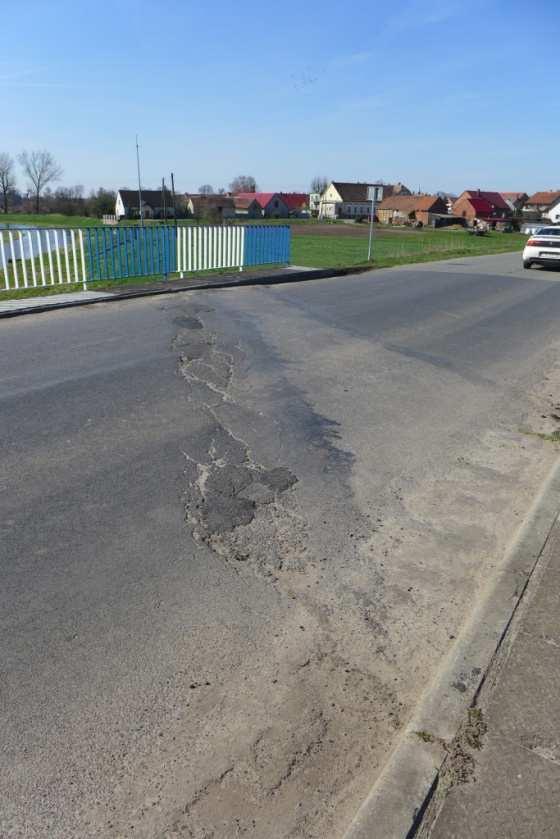 spękania w obrębie strefy dylatacyjnej. Fot.