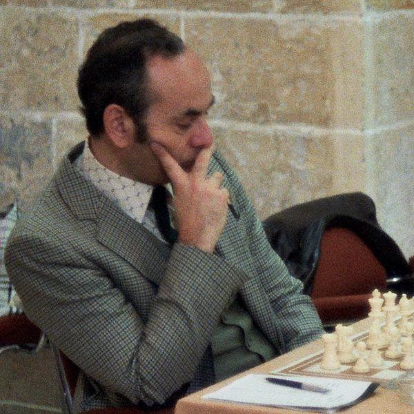 Lajos Portisch Valletta 1980 Zdjęcie: Archiwum autora 6.Obrona staroindyjska [A54] GM Csom (Węgry) 2510 Swanson (Szkocja) 2245 1.Sf3 Sf6 2.c4 d6 3.d4 Sbd7 4.g3 e5 5.Gg2 Ge7 6.0 0 0 0 7.Sc3 c6 8.