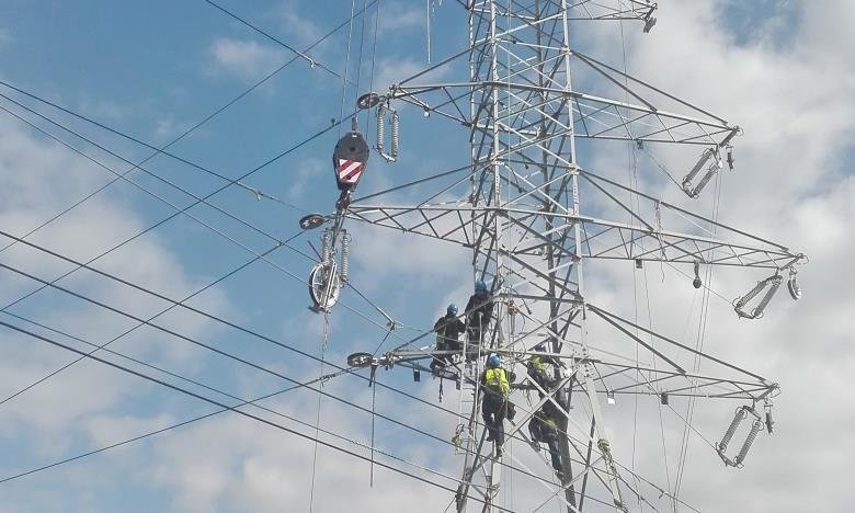 9 Modernizacje w Grupie PGE Modernizacja bloków 7-12 w Elektrowni Bełchatów Modernizacje w segmencie Dystrybucja Zaawansowanie projektu: Wszystkie bloki przekazane do eksploatacji Kamienie milowe