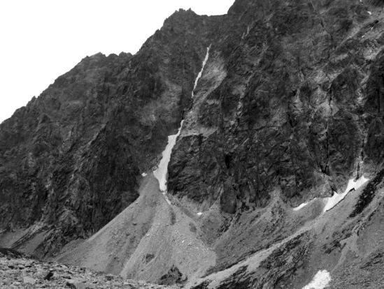 Na fotografii strzałkami wskazano przykłady stożków piargowych w Tatrach. Na podstawie: Z. Radwańska-Paryska, W. H.