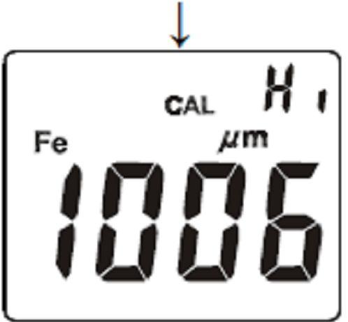 Podczas ustawiania górnej wartości (Hi) w kalibracji 2-u stopniowej nacisnąć przycisk lub, aby ustawić znaną wartość grubości warstwy kalibracyjnej, a następnie nacisnąć przycisk ustawienie.