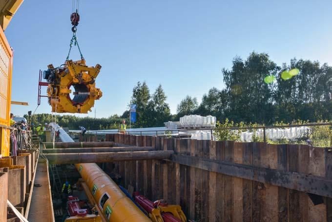 BEZWYKOPOWA BUDOWA FOT. 2. Montaż elementów Pipe Thruster a / fot. Lukas Landesfeind FOT. 3. Uzbrojenie (pompa tunelowa) końca instalowanej rury ster (fot.