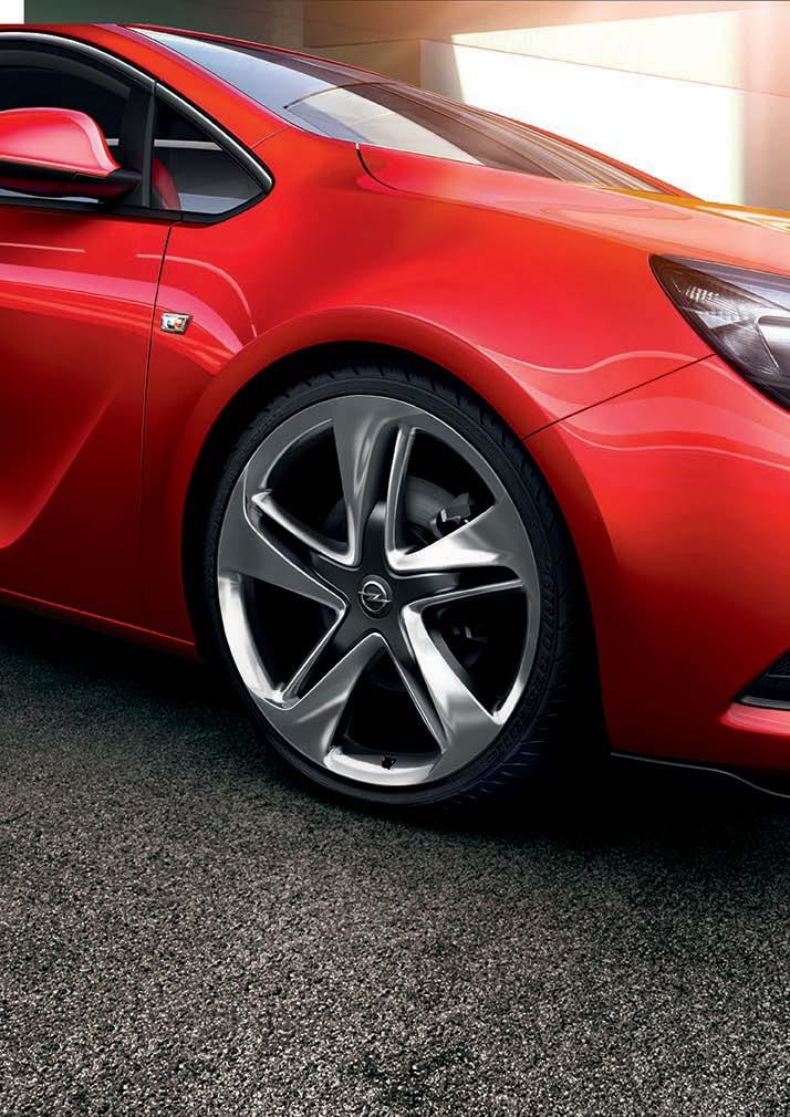 KOŁA. Opel GTC, o płynnych liniach nadwozia i zarazem masywnej sylwetce, wzbudza duże zainteresowanie na drodze.