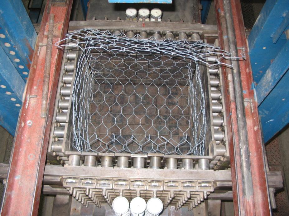 Top view of the interior of the container research, which indicates a physical model of aggregate mesh basket (gabion) [5, 7] Modele były poddane dwóm fazom badań.