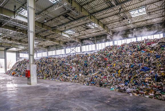 zmniejszenie ilości wytwarzanych odpadów, ograniczenie zużycia surowców naturalnych i paliw kopalnych, a także oszczędność energii. W szczególności zachęca do tworzenia systemów tzw.