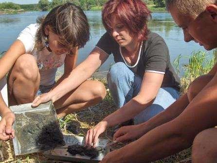 Zielone lekcje nad wodą Zajęcia terenowe nad wodą - Poznajemy warunki życia w wodzie Cele zajęć terenowych: - poznanie właściwości wody jako środowiska życia organizmów, - znajomość nazw kilku