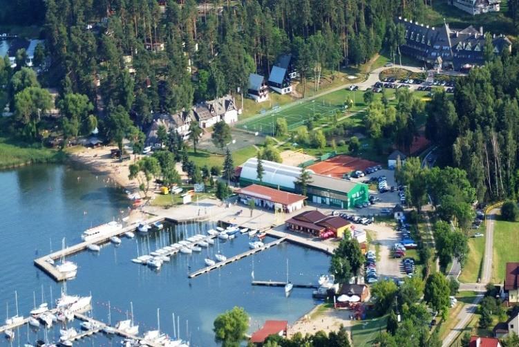 konferencyjne, przystań plażowa, sprzęt wodny, wydzielone miejsce na ognisko, siłownia, sala fitness, kryta pływalnia 300m od hotelu Wyżywienie: 3 posiłki