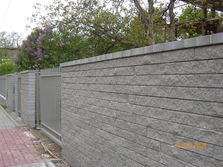 Ogrodzenia betonowe jak z kamienia Murki i ogrodzenia z pustaków betonowych są także alternatywą dla ogrodzeń z naturalnego kamienia.