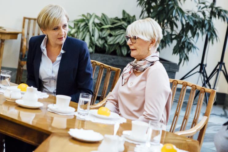 V ETAP od początku XXI wieku AMAZONKA OBYWATELKA DLA ZDROWIA kobieta z rakiem piersi to osoba wyedukowana, mająca wiedzę o swojej chorobie,edukatorka przekazująca tę wiedzę innym, osoba