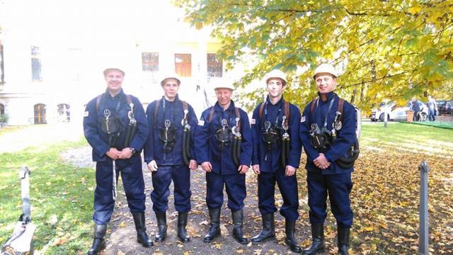 Ratownik Górniczy osoba, która ukończyła 21 rok życia, przepracowała co najmniej 12 miesięcy w zakładzie górniczym w danej specjalności, posiada odpowiedni stan zdrowia oraz