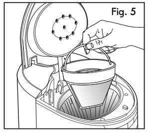 ziarna kawy. 6. Otwórz górną pokrywę filtra. Umieść filtry wewnątrz.( Fig.5). 7. Dodaj mieloną kawę. Ilość kawy wg własnego gustu (zalecamy jedną łyżkę na dwa kubki).
