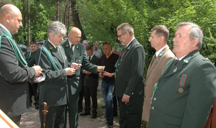 łowieckim Złomem. srebrne Medale Zasługi Łowieckiej otrzymali: Tadeusz Staniaszek, Jerzy Szczygieł i Jerzy Antosiewicz.