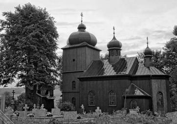 trójboczną, jednocześnie o konstrukcji dość nietypowej dla tych terenów: z wielobocznym sanktuarium oraz wieżą o pionowych ścianach.