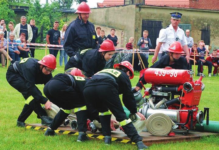 - W kategorii mężczyzn wystartowało osiem reprezentacji, a w kategorii kobiet - trzy - mówi kapitan Sebastian Jantos, sędzia główny zawodów.