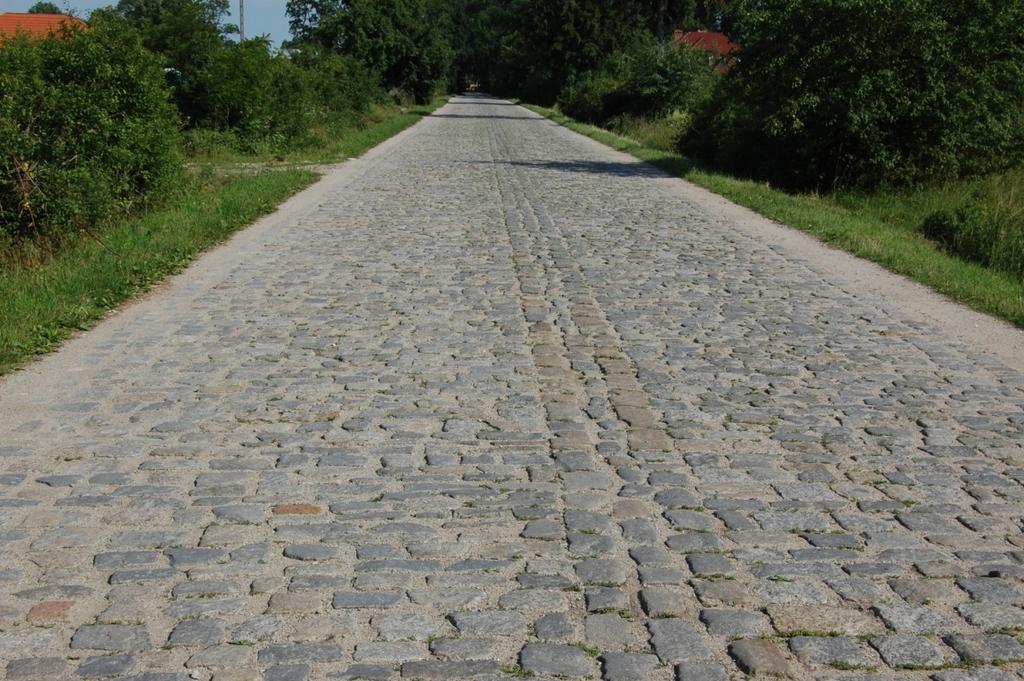 wcześniejszej konserwacji, w latach 60. XX wieku miejscowe władze rozpoczęły pierwsze prace drogowe, które miały poprawić jakość lokalnych dróg.