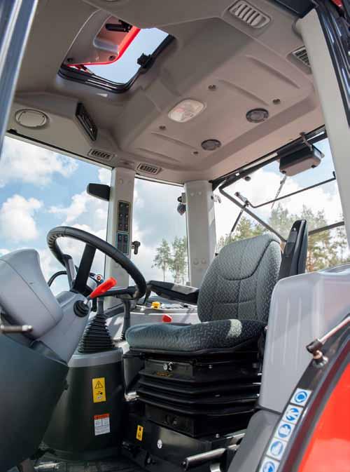 KIOTI PX 1003 / PX 1103 Szyberdach Komfortowe siedzisko pneumatyczne w wersji standard Ergonomicznie zaprojektowane siedzisko pneumatyczne skutecznie tłumi drgania ciągnika podczas pracy.