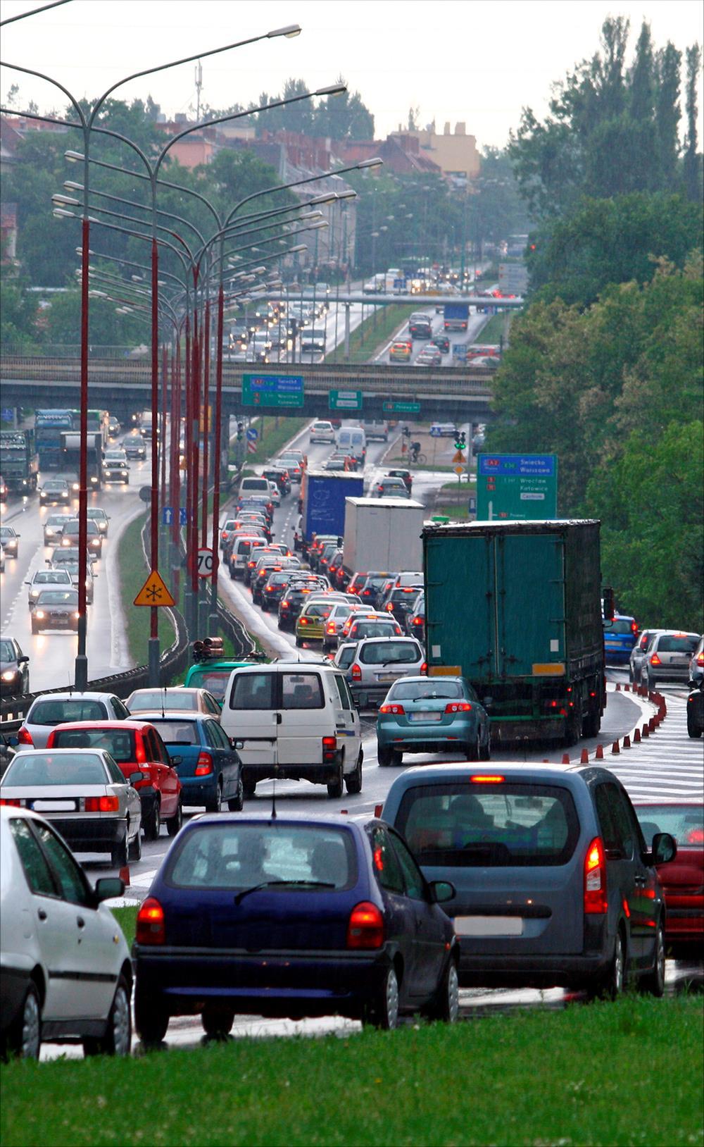 Hałas drogowy Rosnący problem w Polsce Hałas drogowy to poważny problem w Polsce. Według danych GUS w 2012 r. dogoniliśmy Unię Europejską pod względem liczby samochodów na 1 000 mieszkańców. W 2012 r.