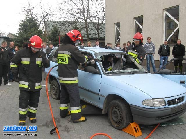 Uczniowie poznają tajniki pracy w straży