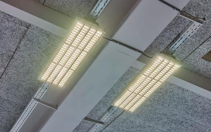 W hali o powierzchni 1 100 m² wymieniono przestarzałe oprawy 4x58 W z konwencjonalnymi źródłami światła na energooszczędne oprawy halowe LED sportler. Nowe oświetlenie zużywa o 6000 W/h mniej prądu.
