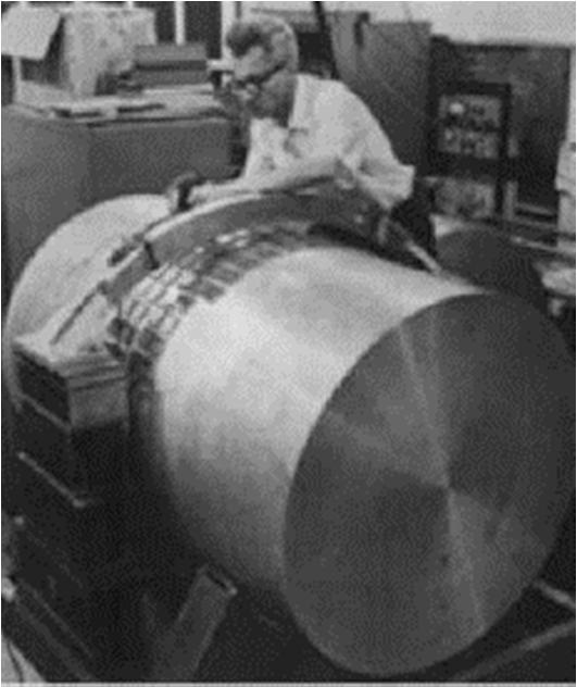Anteny Webera Ang.: resonant detectors lub bars Pionier ich budowy: Joe Weber lata sześćdziesiąte XXw. Pierwszy detektor: walec aluminiowy o długości 1.5m i średnicy 0.6m oraz masie 1.