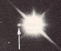 : 3 4 He 12 C) W tej fazie gwiazdy mają olbrzymie rozmiary (Olbrzymy) JeŜeli gwiazda ma za małą masę aby rozpalić kolejne reakcje to obiekt taki kurczy się do niewielkich rozmiarów.