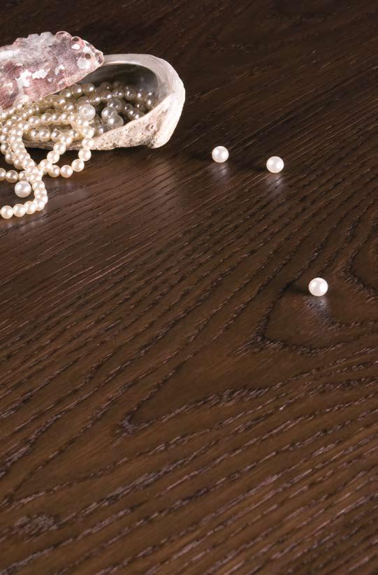 Dąb Cocoa Pure Szlachetna podłoga o nasyconej, czekoladowej barwie, przez której powierzchnię przebija się wyraźny rysunek słoi.