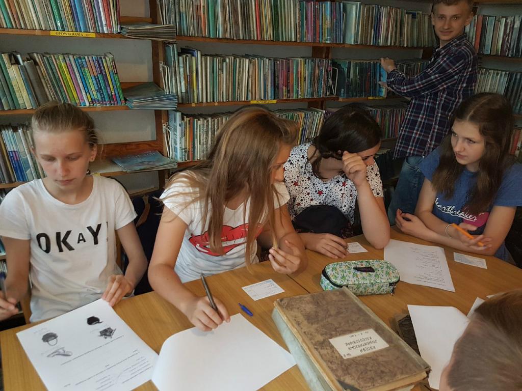BIBLIOTEKA W DĄBROWICY Dnia 23 maja 2017 roku uczniowie klasy szóstej wraz ze swoją wychowawczynią, p. Anną Cieślą, wzięli udział w rowerowej wycieczce do Publicznej Biblioteki w Dąbrowicy.