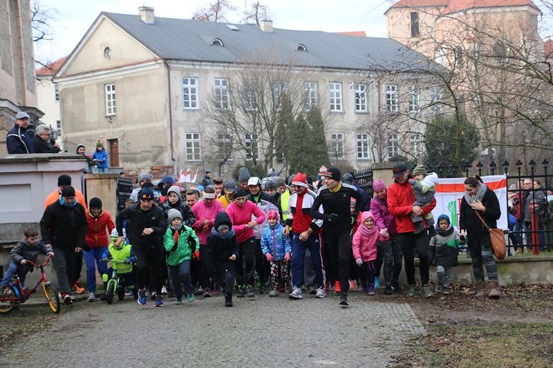 Data publikacji: 01.01.2017 Rekordową frekwencją cieszyła się 24. edycja Noworocznego Biegu Rodzinnego.