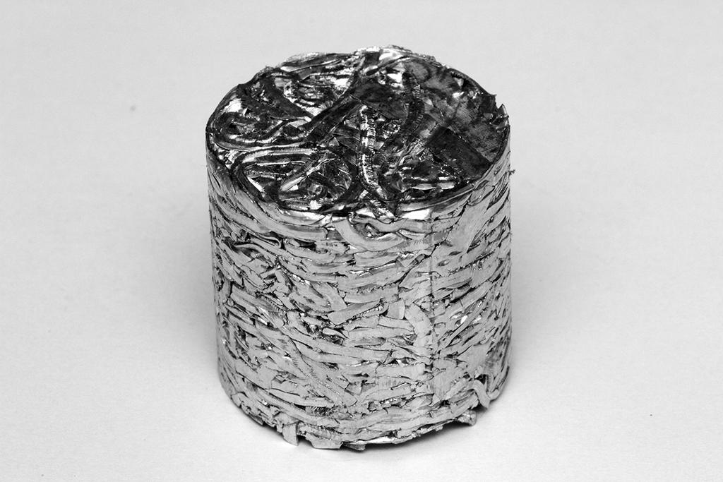 Example of aluminum 2014 chips ( and their compacted form ( Proces konsolidacji drogą niskotemperaturowego wyciskania metodą KOBO, przeprowadzono na prototypowej, laboratoryjnej prasie o maksymalnym