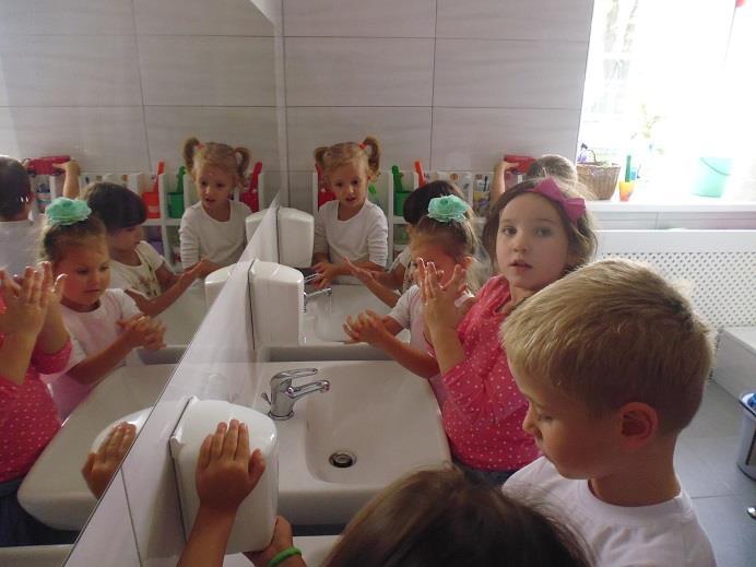 Przedszkolaki miały wykonać kilka zadań, mających na celu przybliżenie im, jak ważna jest higiena rąk chroniąca przed chorobami zakaźnymi.