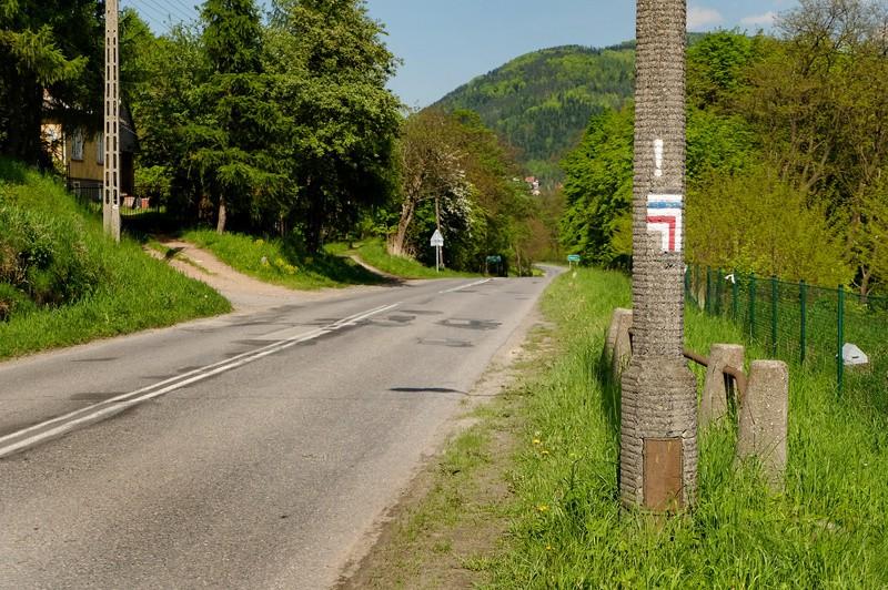 .. Częstym, pojawiającym się i tu, problemem jest fakt zamalowywania znaków przez gospodarzy, lub zasłaniania własnymi afiszami.