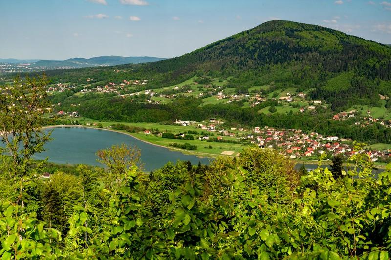 Perełką szlaku z Żarnówki Małej do Kóz przez Rezerwat Przyrody Zasolnica jest punkt widokowy w rejonie Lasu Waliska po lewej Jezioro Czanieckie ostatnie