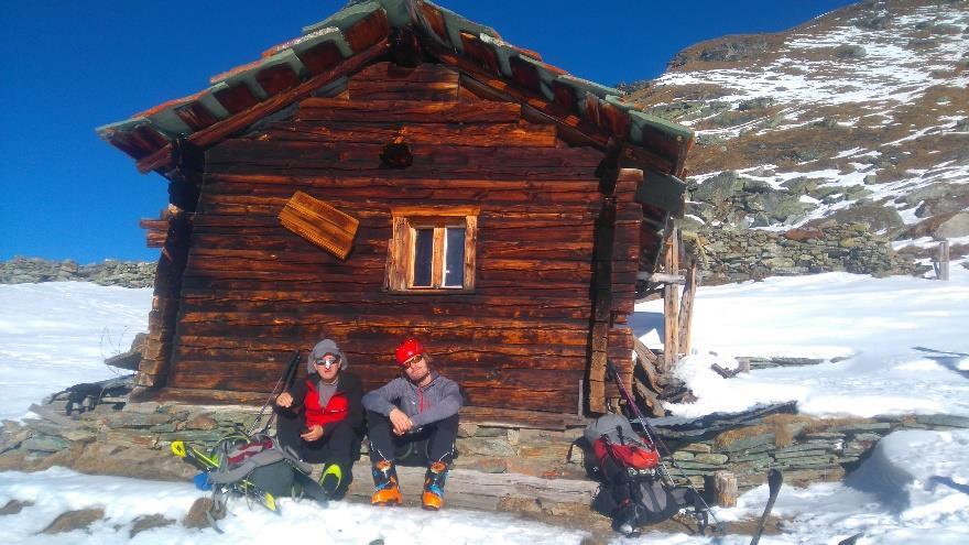 Ale z kamerek wiedzieliśmy że jest dopiero na 2200 m. Czyli pozostało nam upierdliwe zdobywanie wysokości z nartami na plecach. Wreszcie, kiedy pojawił się śnieg zrobiło się nieco lżej.