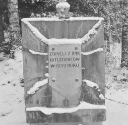 Czarnocin Bączek Rodzaj obiektu - pomnik Zginęli z rąk hitlerowców w 1939 roku
