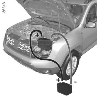 AKUMULATOR: postępowanie w razie awarii (2/2) Uruchamianie silnika przy pomocy akumulatora innego samochodu Aby uruchomić silnik, w przypadku konieczności użycia akumulatora innego pojazdu, należy