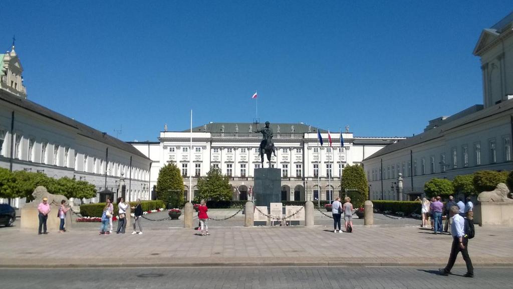 Rezydencja Prezydenta. Pałac znajduje się przy ul. Belwederskiej 54/56 Wieczorem ugoszczono nas grillowanymi przysmakami w patio hotelu.