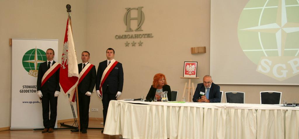 Poczet sztandarowy, za stołem prowadzący obrady XXXIX Zjazdu SGP Mariola Gilska, Dariusz Pręgowski Stanisław Cegielski ustępujący Prezes SGP; Prof.