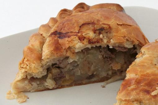 Cornish Pasty 25 dag mielonego mięsa 2 ziemniaki 1 cebula 1 jajko 2 łyżki natki 60 ml bulionu sól i pieprz 1 łyżeczka chrzanu 1/4 łyżeczki angielskiej musztardy Cornish Pasty Ingredients: 25 dag of