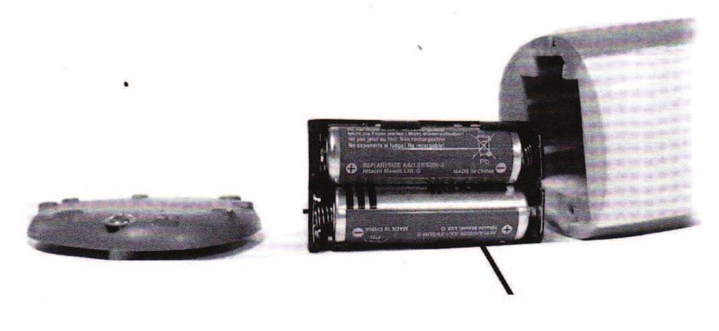 Wyjąć komorę baterii i włóż baterie AA/LR6 zgodnie z oznaczeniami w komorze baterii. Komora baterii 4.