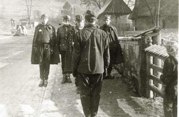 Cader, NN, Jerzy Damek, pierwszy z prawej Marian Studnicki, poniżej Jerzy Duda. Zimowisko w Poroninie 1957 1958.