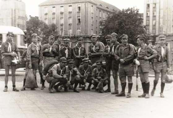 Warszawa (sierpień 1959), w środku stoi druh komendant