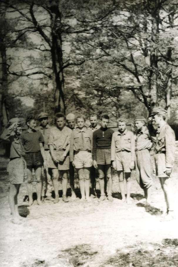 Białogóra 1957, w środku, w postawie na baczność Jerzy Duda, pierwszy z lewej: