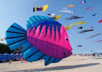 International Kite Festival in Łeba - 2016 W dniach od 26 do 28 sierpnia 2016 roku już po raz szósty zjechały się ekipy z całego świata by puszczać latawce na VI Międzynarodowym Festiwalu Latawców w