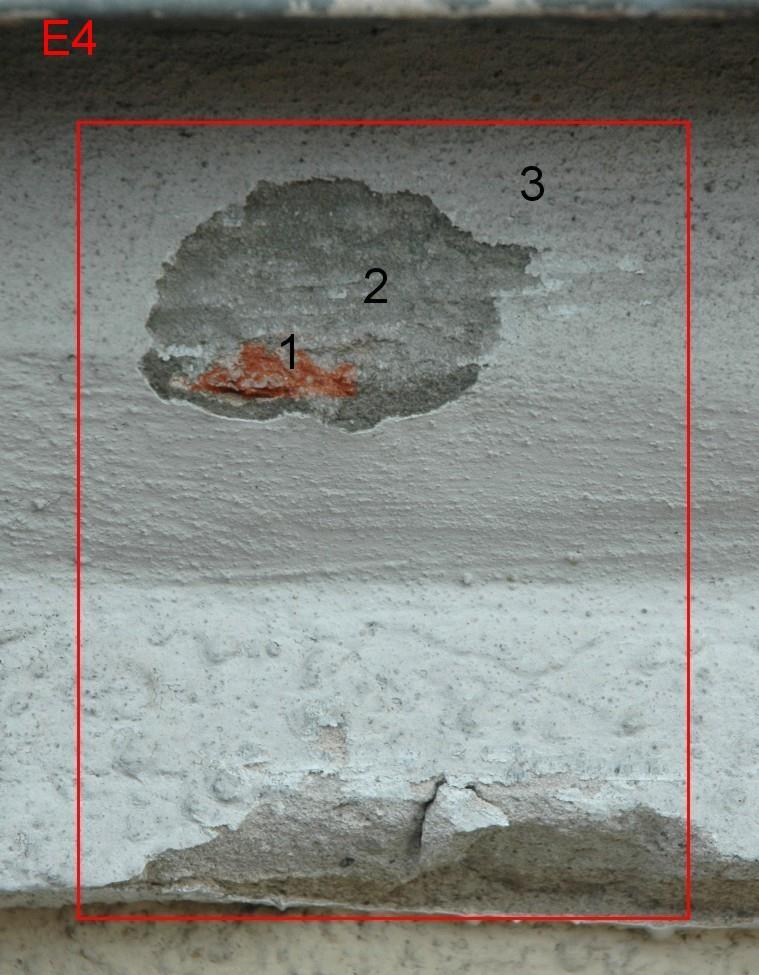 Odkrywka E4. Numerem 1 zaznaczono mur ceglany, numerem 2 zaznaczono zacierkę cementową, numerem 3 warstwę białą. Odkrywka E5.