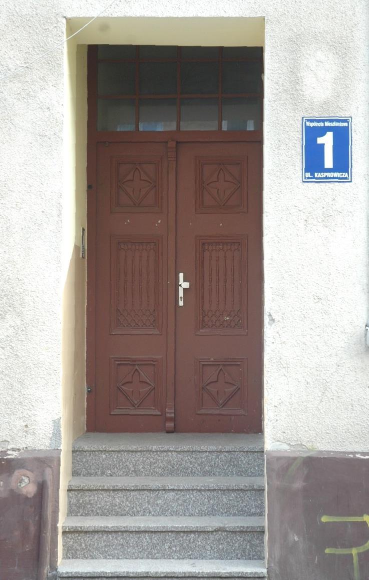 Drzwi w elewacji bocznej są po renowacji.