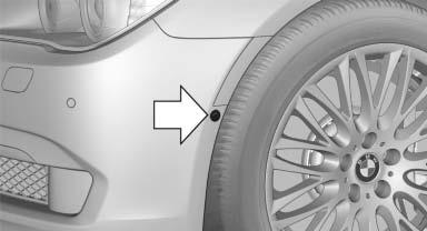 Linie pomocnicze przy dolnej krawędzi obrazu przedstawiają pozycję przodu samochodu. Jasność Gdy kamery z bocznym widokiem Side View są włączone: 1. "Jasność" 2.
