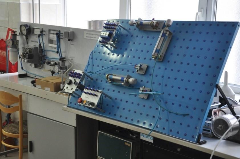 Wyposażenie dydaktyczne Pracownia automatyki i miernictwa przemysłowego projektowanie prostych układów sterowania i regulacji,