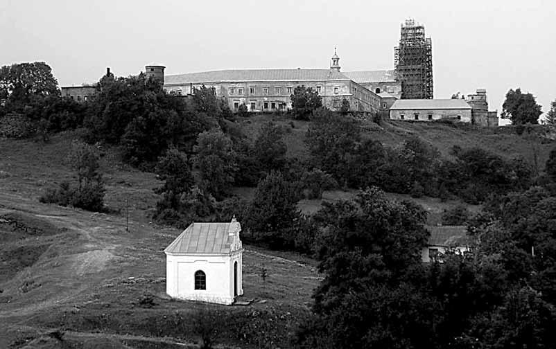 Il. 50. Podkamień. Klasztor podominikański i kaplica św. Judy Tadeusza widziane spod Diabelskiego Kamienia Dominikanie zostali zmuszeni do opuszczenia Góry Różańcowej w 1945 r.