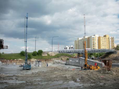 5b), Klemm i Atlas Copco (fot. 5a) oraz pomp wysokociśnieniowych Halliburon, Obermann i Tecniwell. Jednocześnie w ramach ww.