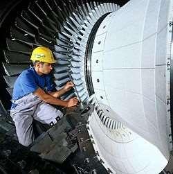 Działanie turbiny gazowej Turbina gazowa składa się zazwyczaj ze sprężarki i turbiny połączonych wałem i komory spalania która znajduje się pomiędzy.